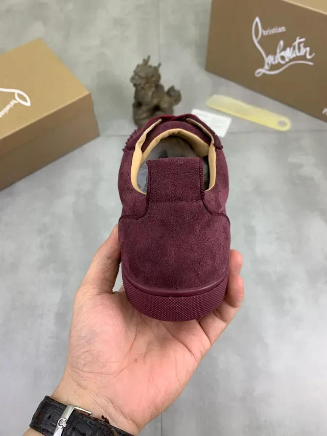Christian Louboutin Louis Spikes Sneakers lifestyle en daim bordeaux 3
