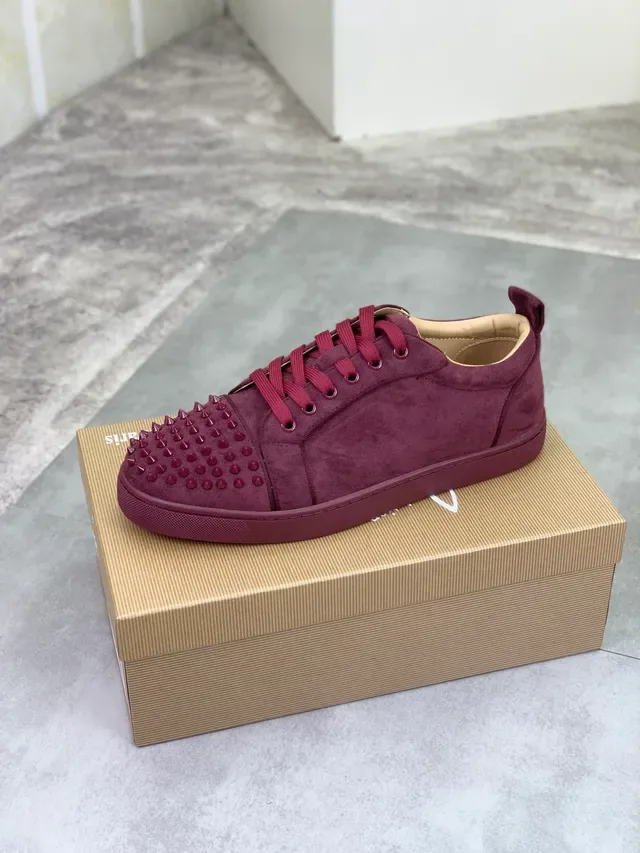 Christian Louboutin Louis Spikes Sneakers lifestyle en daim bordeaux 4