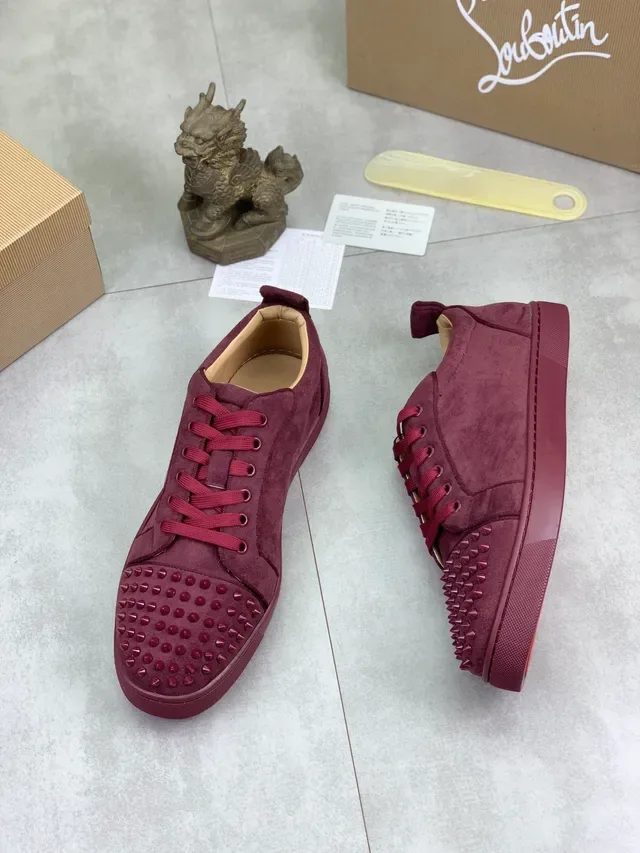 Christian Louboutin Louis Spikes Sneakers lifestyle en daim bordeaux 5