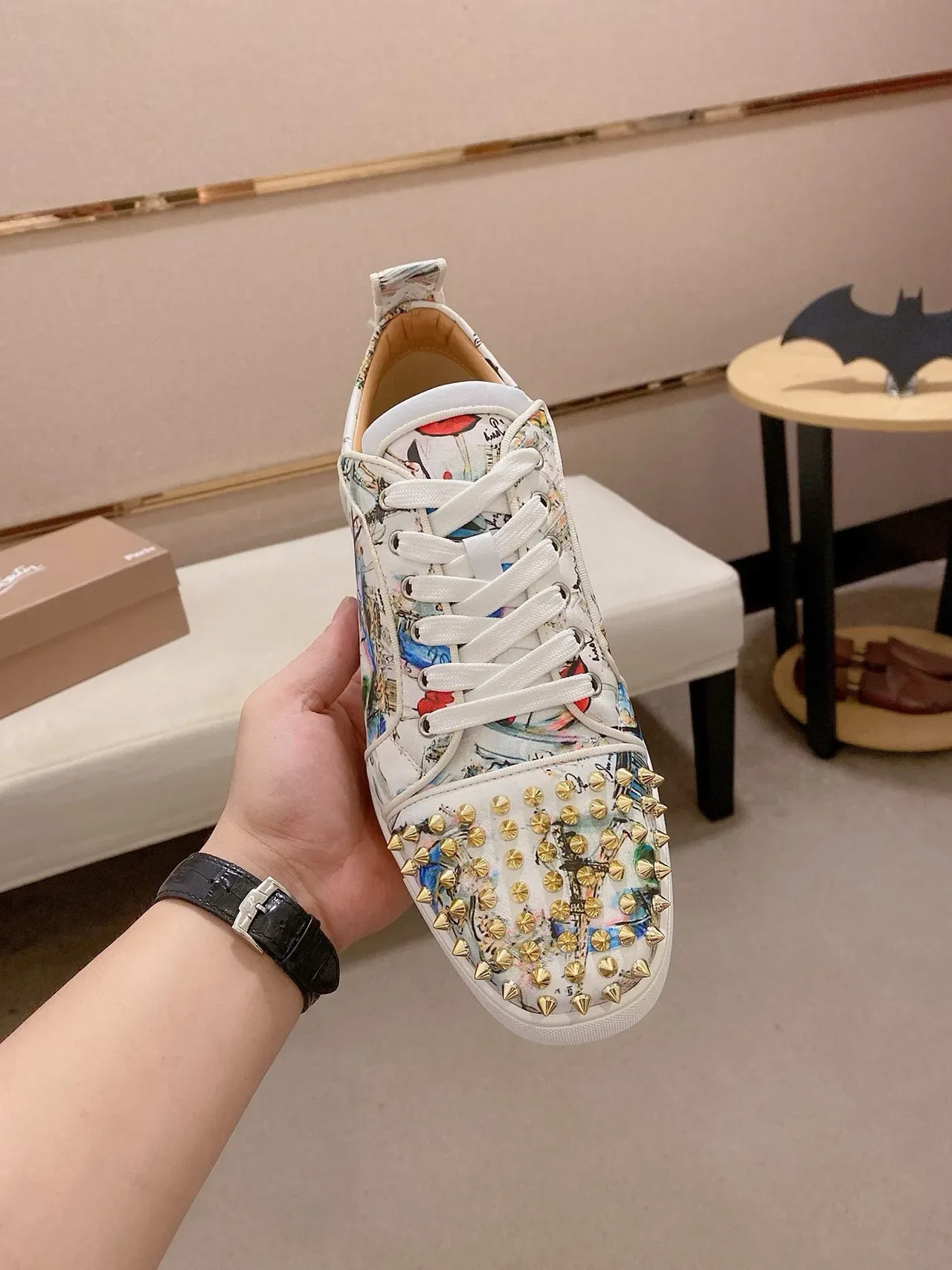 Christian Louboutin أبيض متعدد الألوان إصبع مدبب مطبوع رسامياً أحذية رياضية للأسلوب الحياة 2