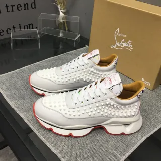 Christian Louboutin Sneakers chunky avec empeigne cuir blanc et rouge clouté, semelle sculptée