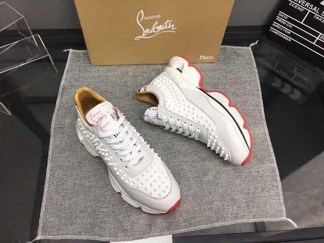 Christian Louboutin أحذية رياضية سميكة باللون الأبيض والأحمر، جزء علوي من الجلد المزين بالمسامير، قاعدة مصممة 2