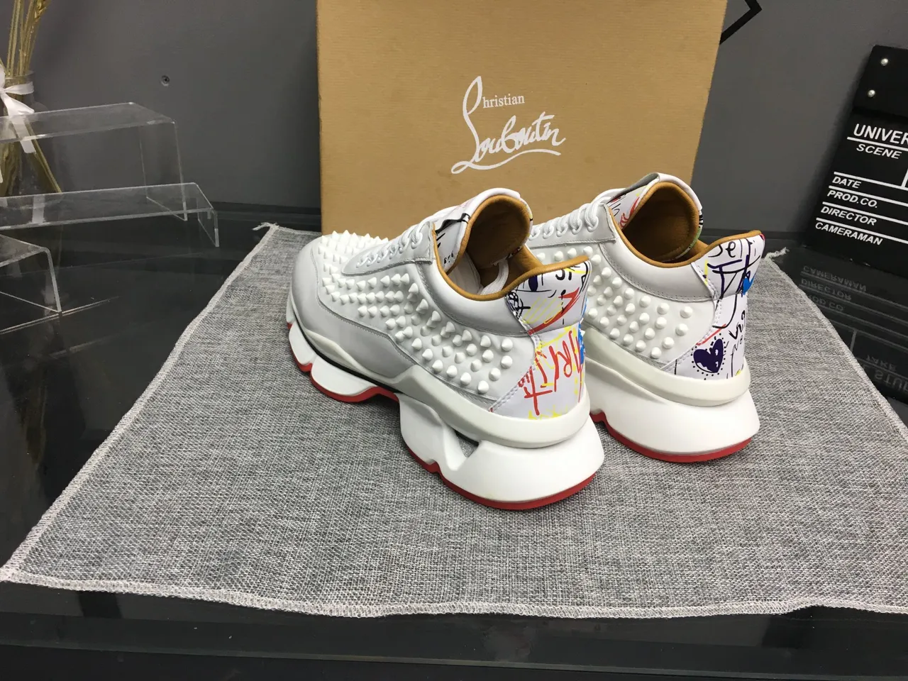 Christian Louboutin أحذية رياضية سميكة باللون الأبيض والأحمر، جزء علوي من الجلد المزين بالمسامير، قاعدة مصممة 3