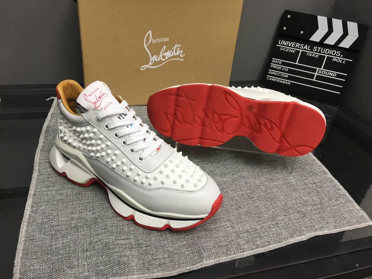 Christian Louboutin أحذية رياضية سميكة باللون الأبيض والأحمر، جزء علوي من الجلد المزين بالمسامير، قاعدة مصممة 4