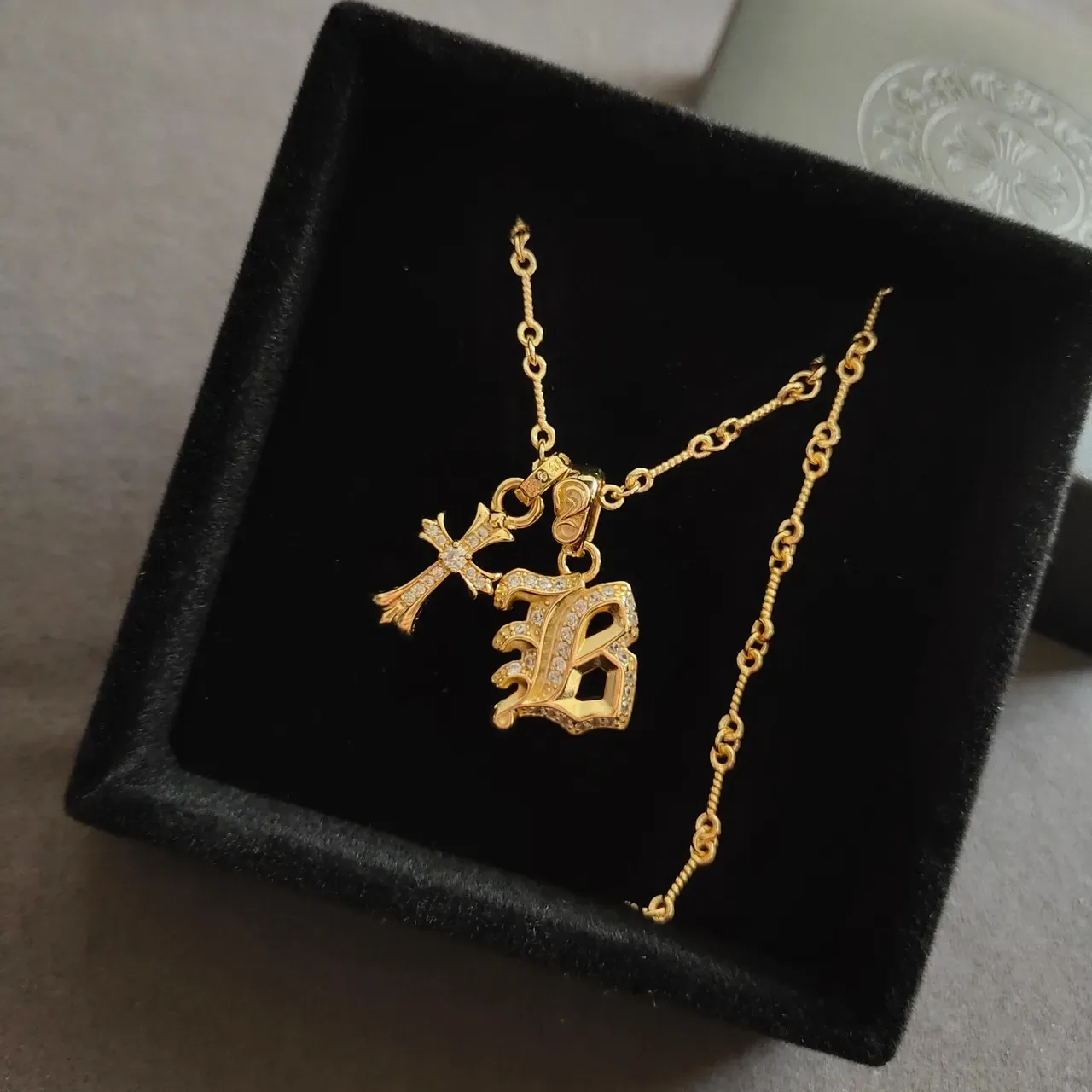 Collar Chrome Hearts Letra B Gótico y Cruz Pave 2