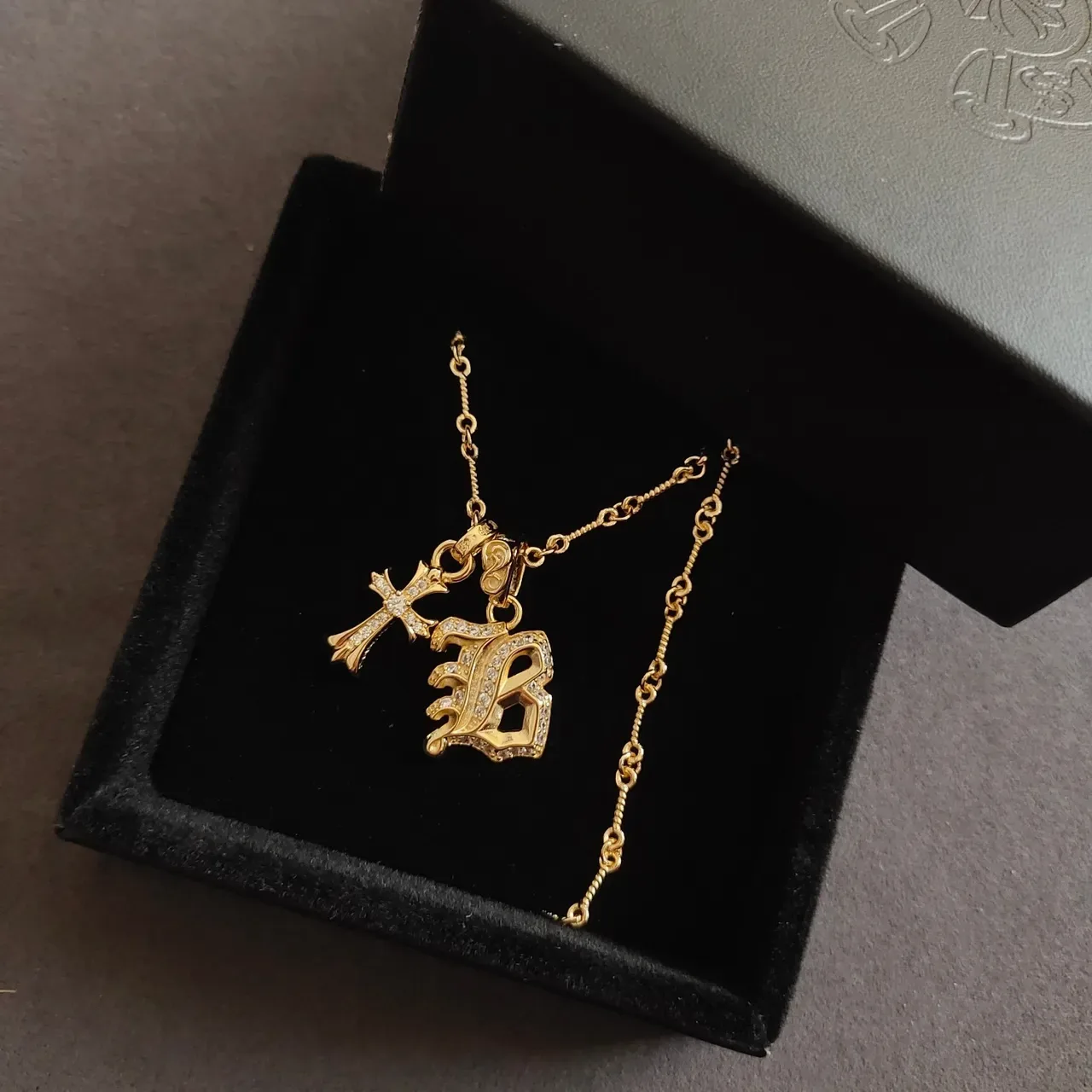 Collar Chrome Hearts Letra B Gótico y Cruz Pave 6