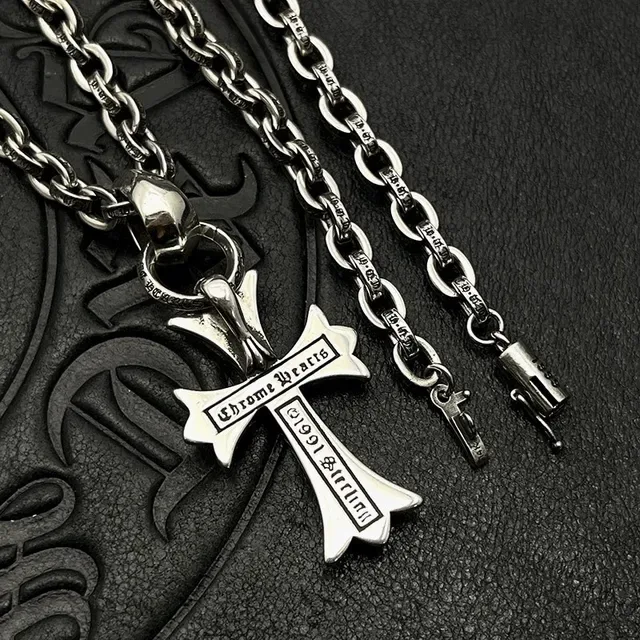 Chrome Hearts चांदी काला गॉथिक क्रॉस पावे क्रिस्टल हार 8