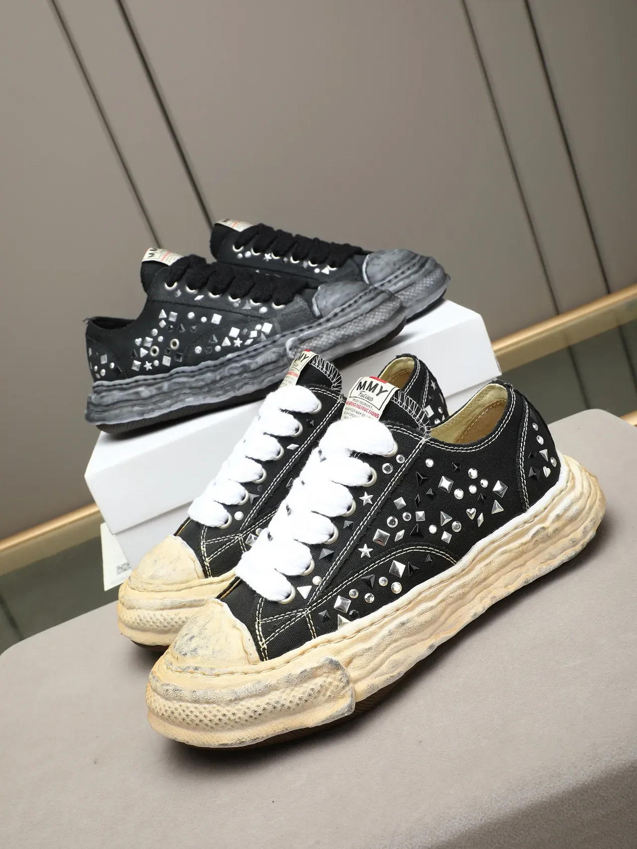 Converse Zapatillas Negros y Blancos con Tachuelas y Adornos Desgastados Suela Crema 2