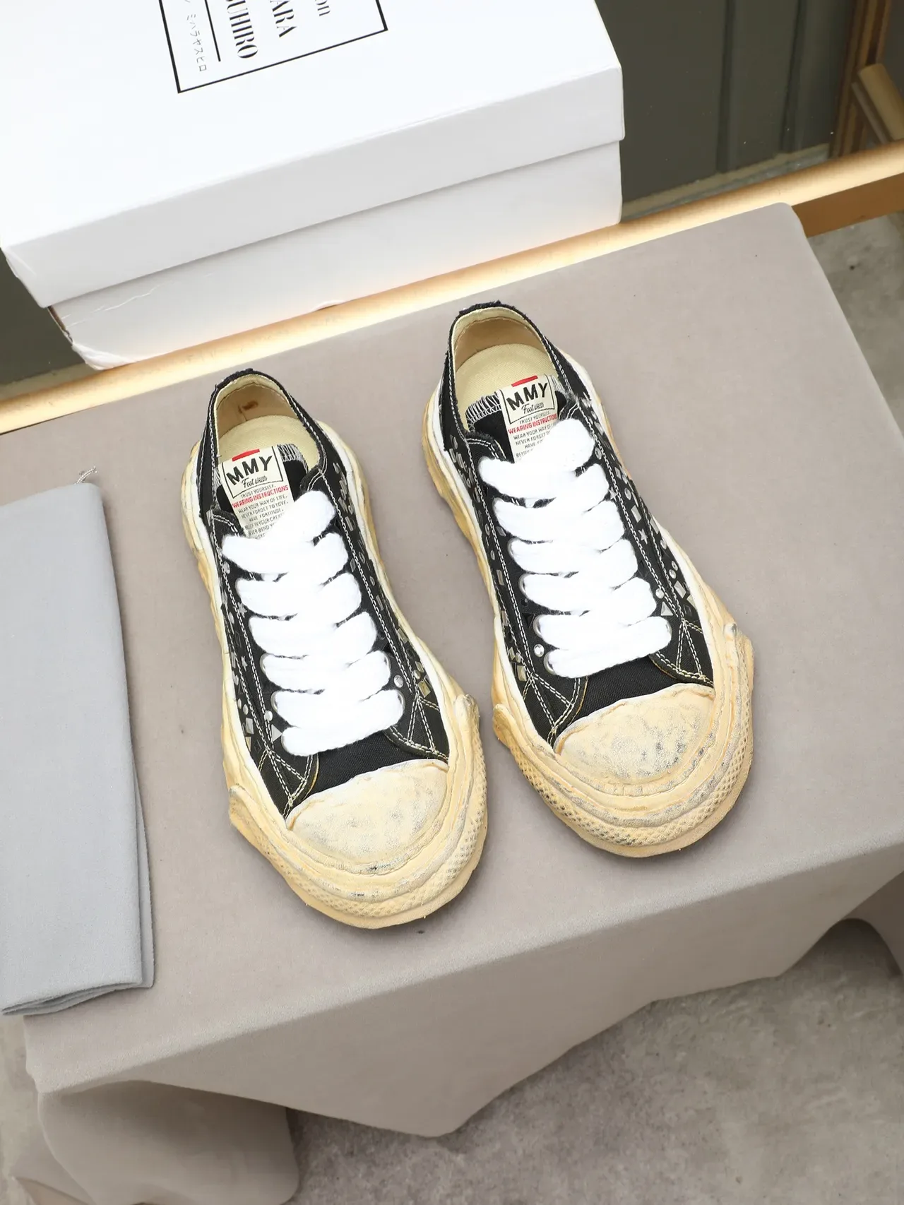 Converse Zapatillas Negros y Blancos con Tachuelas y Adornos Desgastados Suela Crema 3