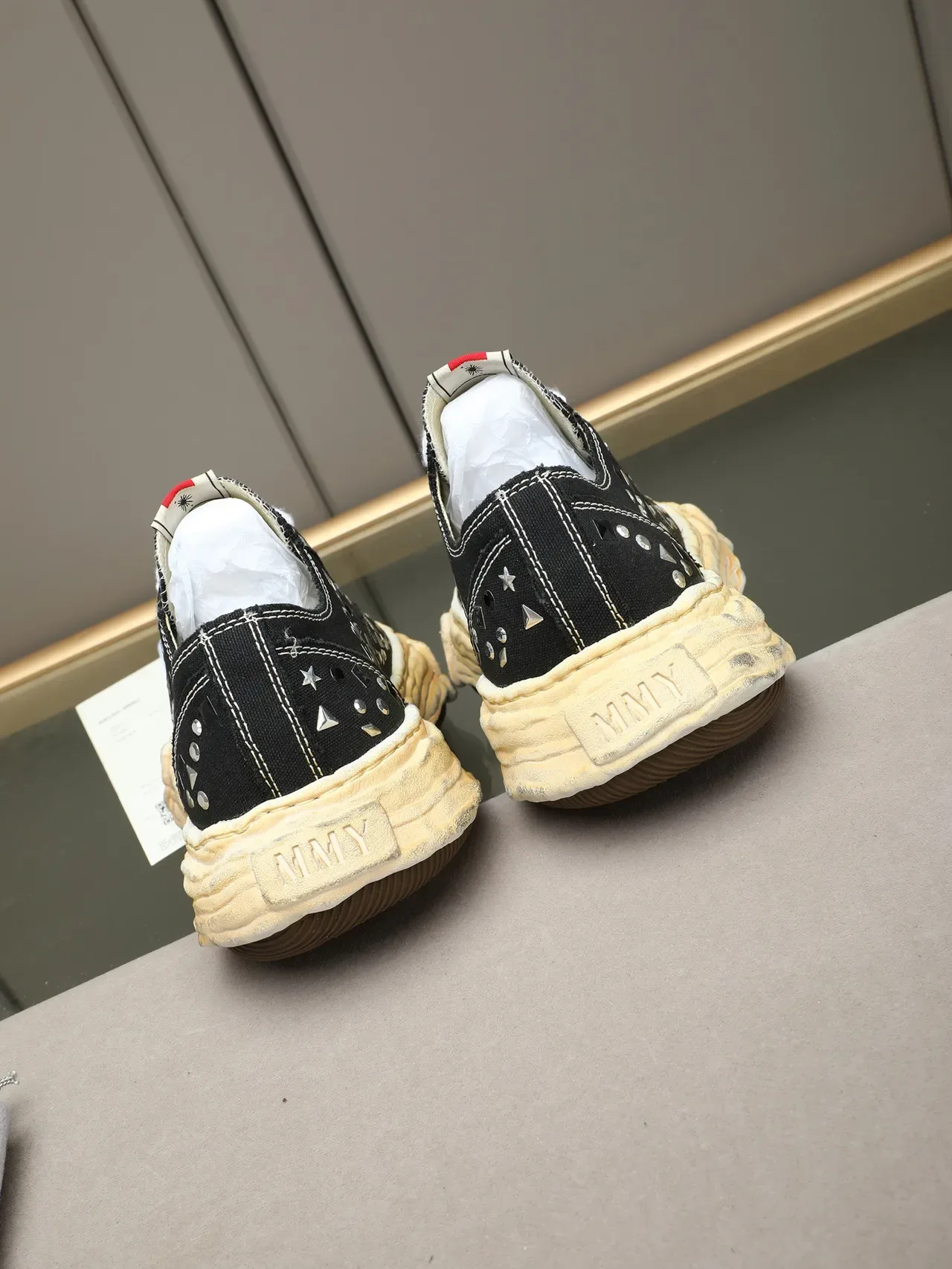 Converse Zapatillas Negros y Blancos con Tachuelas y Adornos Desgastados Suela Crema 4