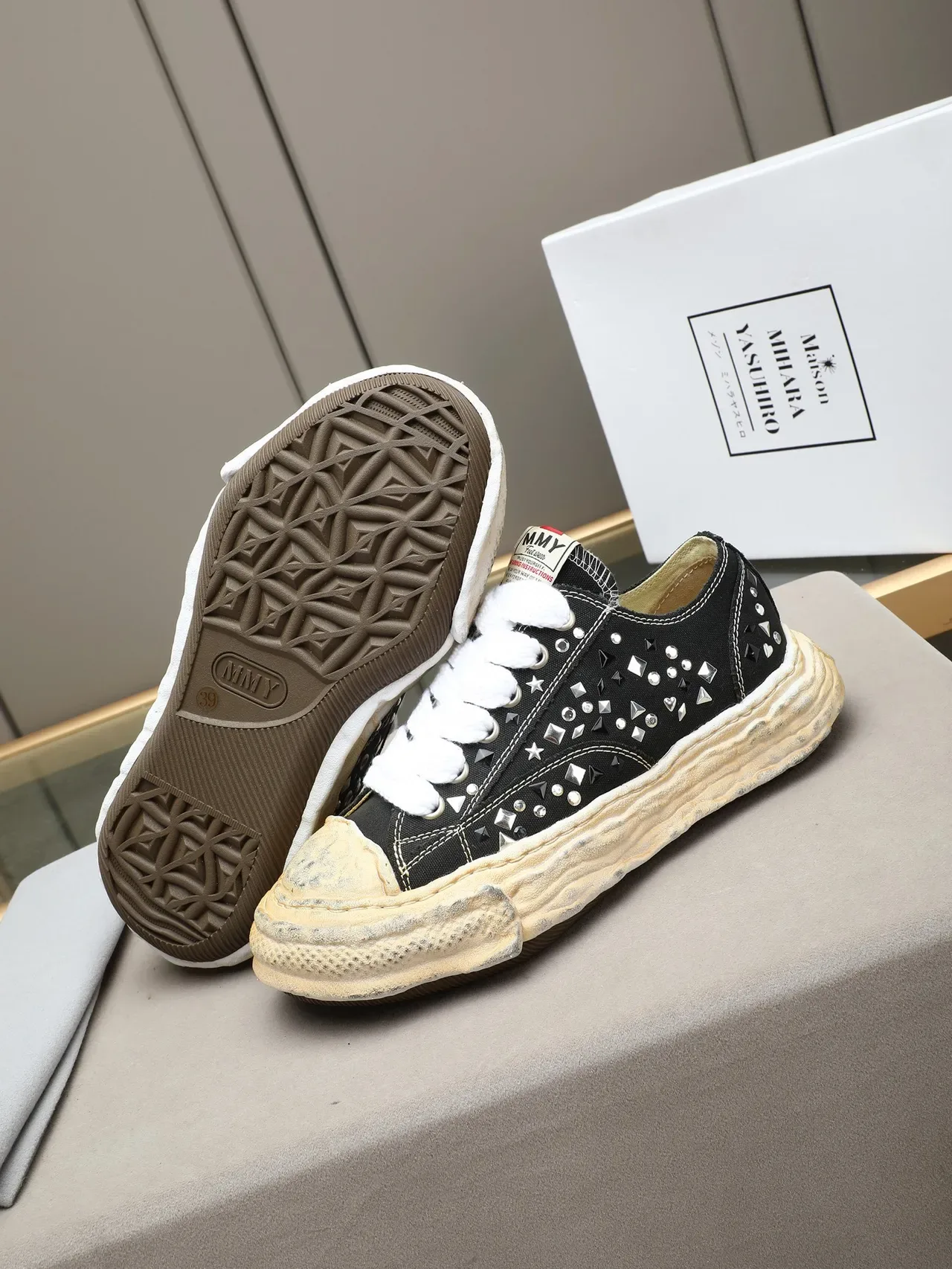 Converse Zapatillas Negros y Blancos con Tachuelas y Adornos Desgastados Suela Crema 5