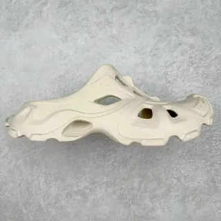 Crocs بيج رغوة مصبوكة مهواة مقطوعات كلوق