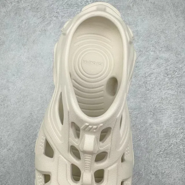 Crocs Beige Molded Foam Ventilated Cutouts Clog 6