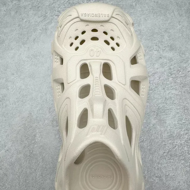 Crocs Beige Molded Foam Ventilated Cutouts Clog 7