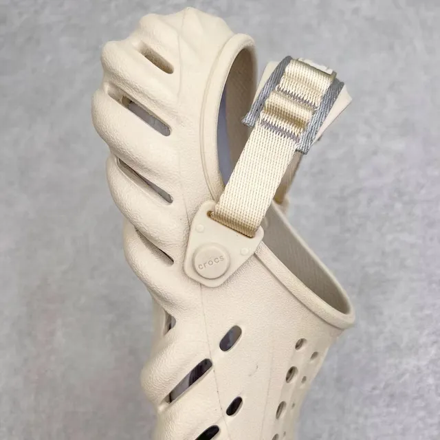 Crocs Echo Clog zueco beige de espuma 5