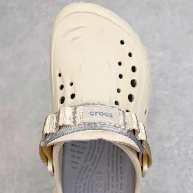 Crocs Echo Clog zueco beige de espuma 7