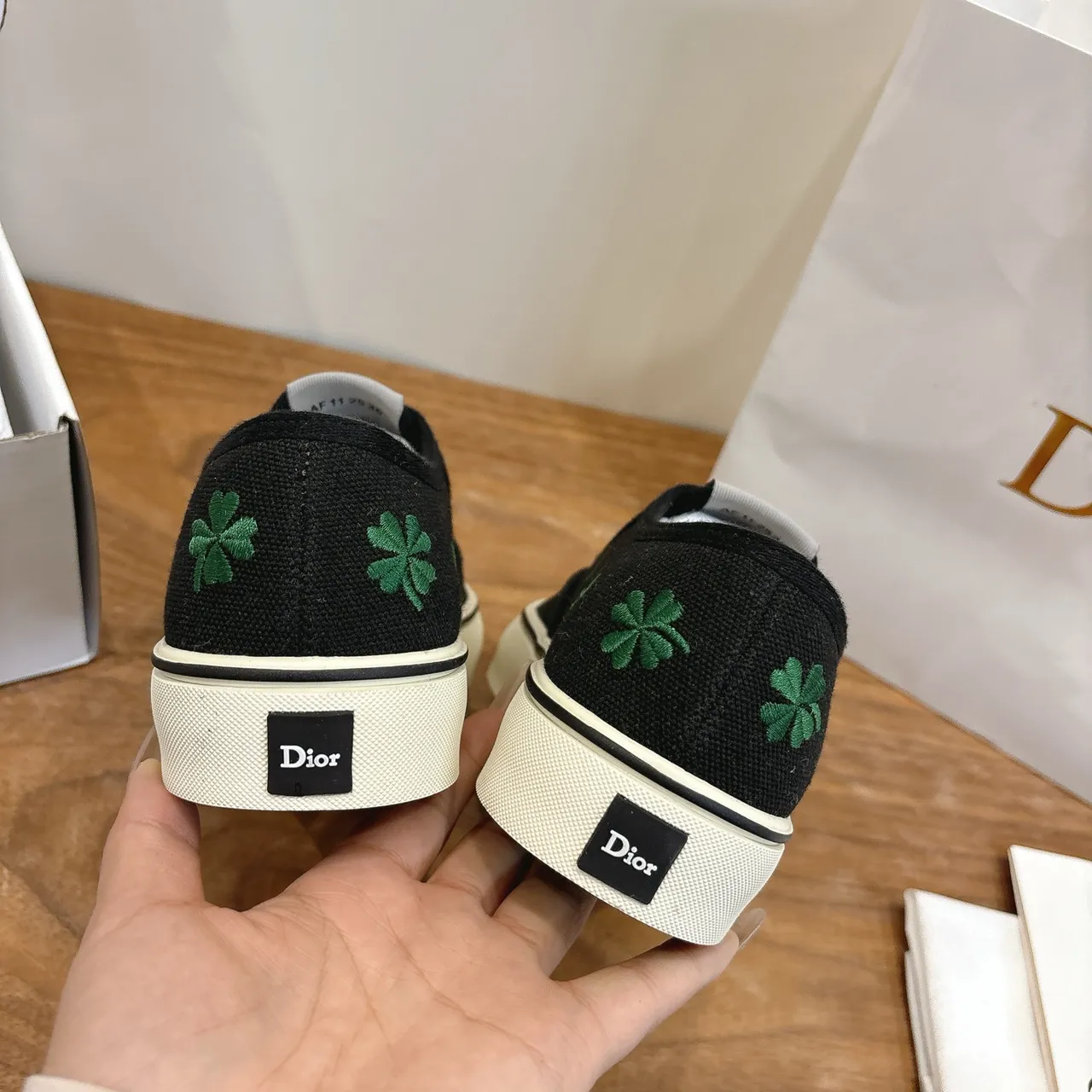 Dior B23 Preto Verde Superior de Lona Bordados Motivos de Trébol de Quatro Folhas Tênis de Estilo de Vida 3