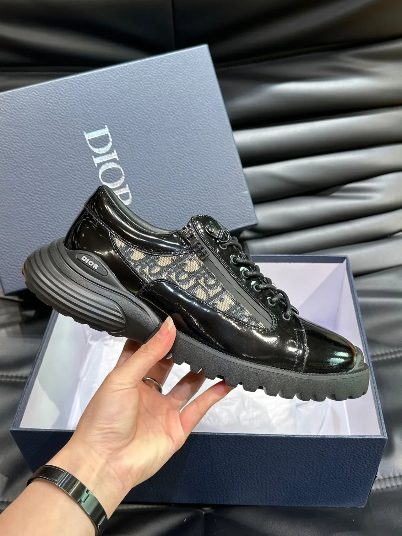 Dior B27 أسود جلد لامع مونوغرام مائل أحذية رياضية أسلوب حياة 5