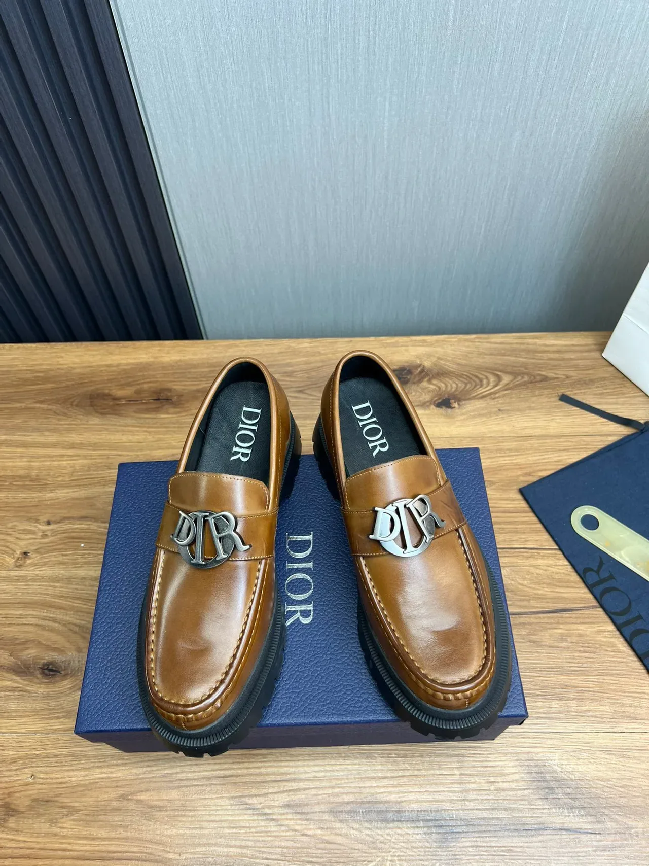 Dior B27 Mocassim Couro Tan Fivela de Metal Solado Chunky 2