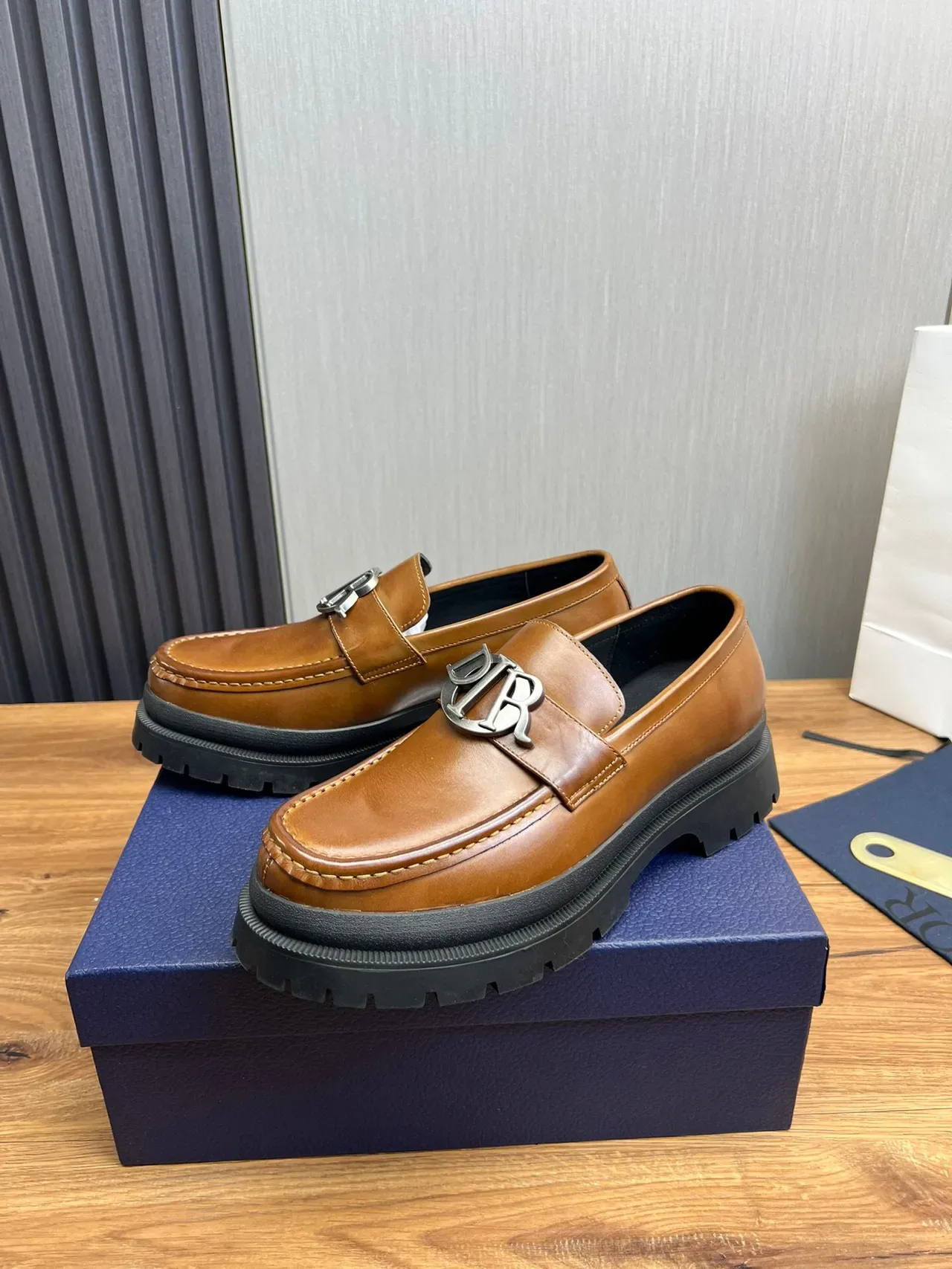 Dior B27 Mocassim Couro Tan Fivela de Metal Solado Chunky 3