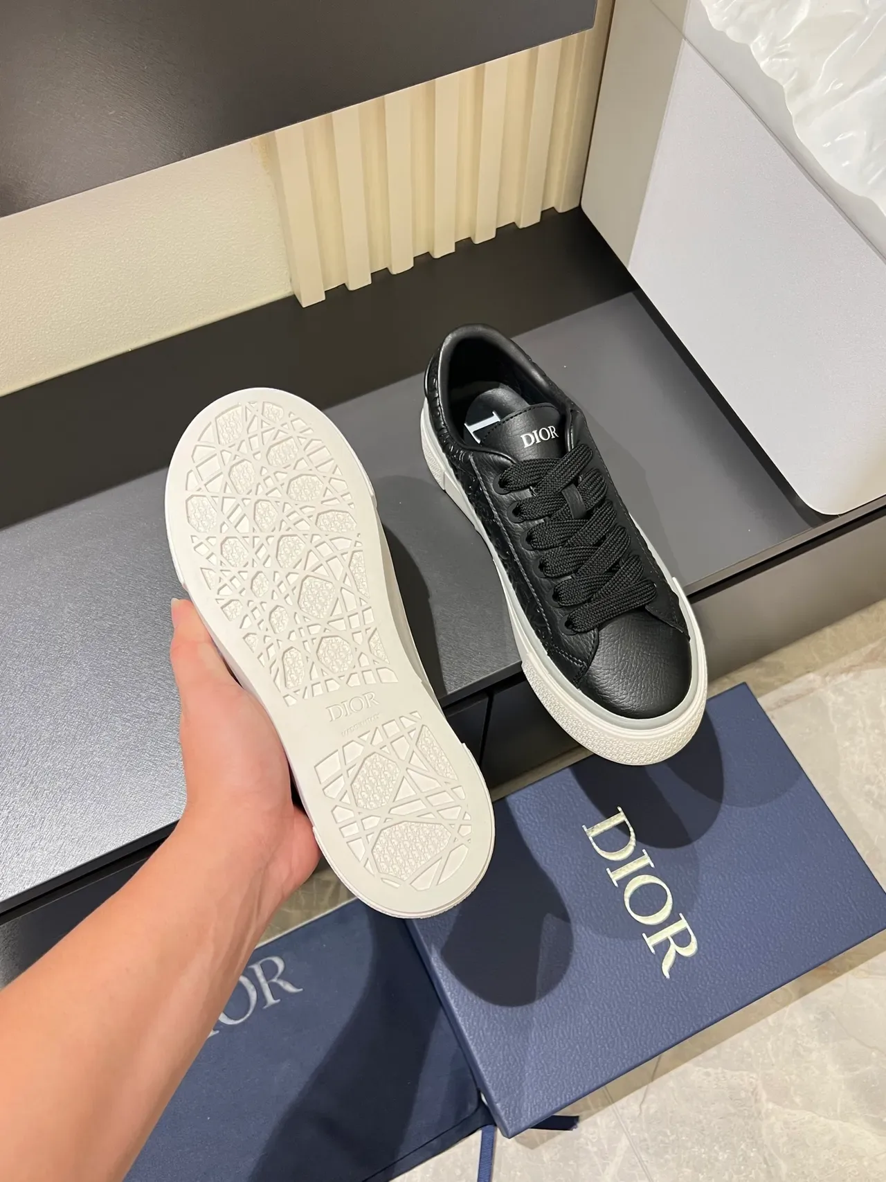 Dior Sneakers Lifestyle Preto Branco Monograma Embossed Sola Plataforma 4