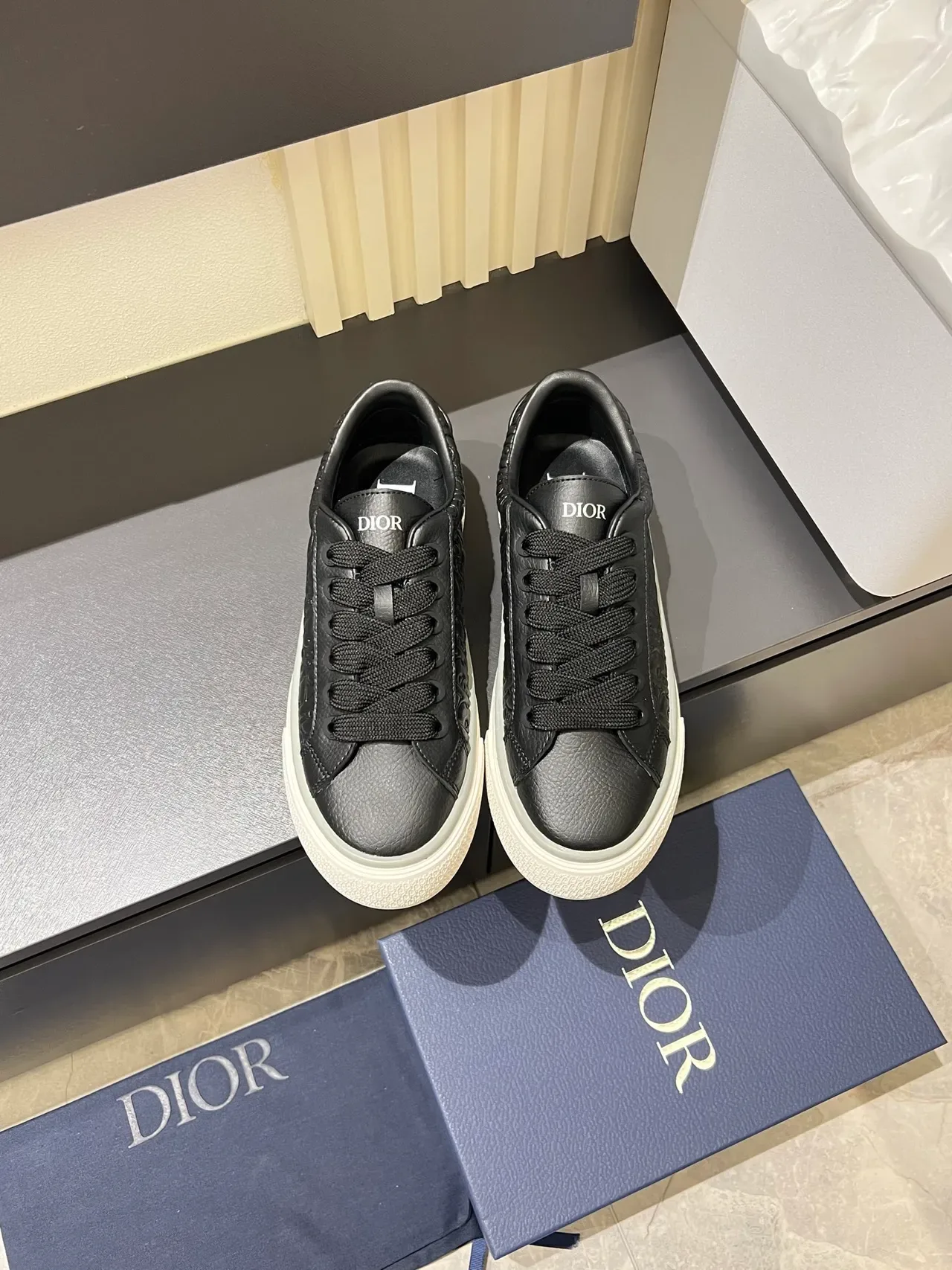 Dior Sneakers Lifestyle Preto Branco Monograma Embossed Sola Plataforma 5