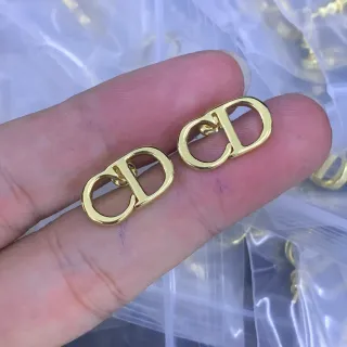 Dior CD Monogram সোনালি টোন কানের দুল