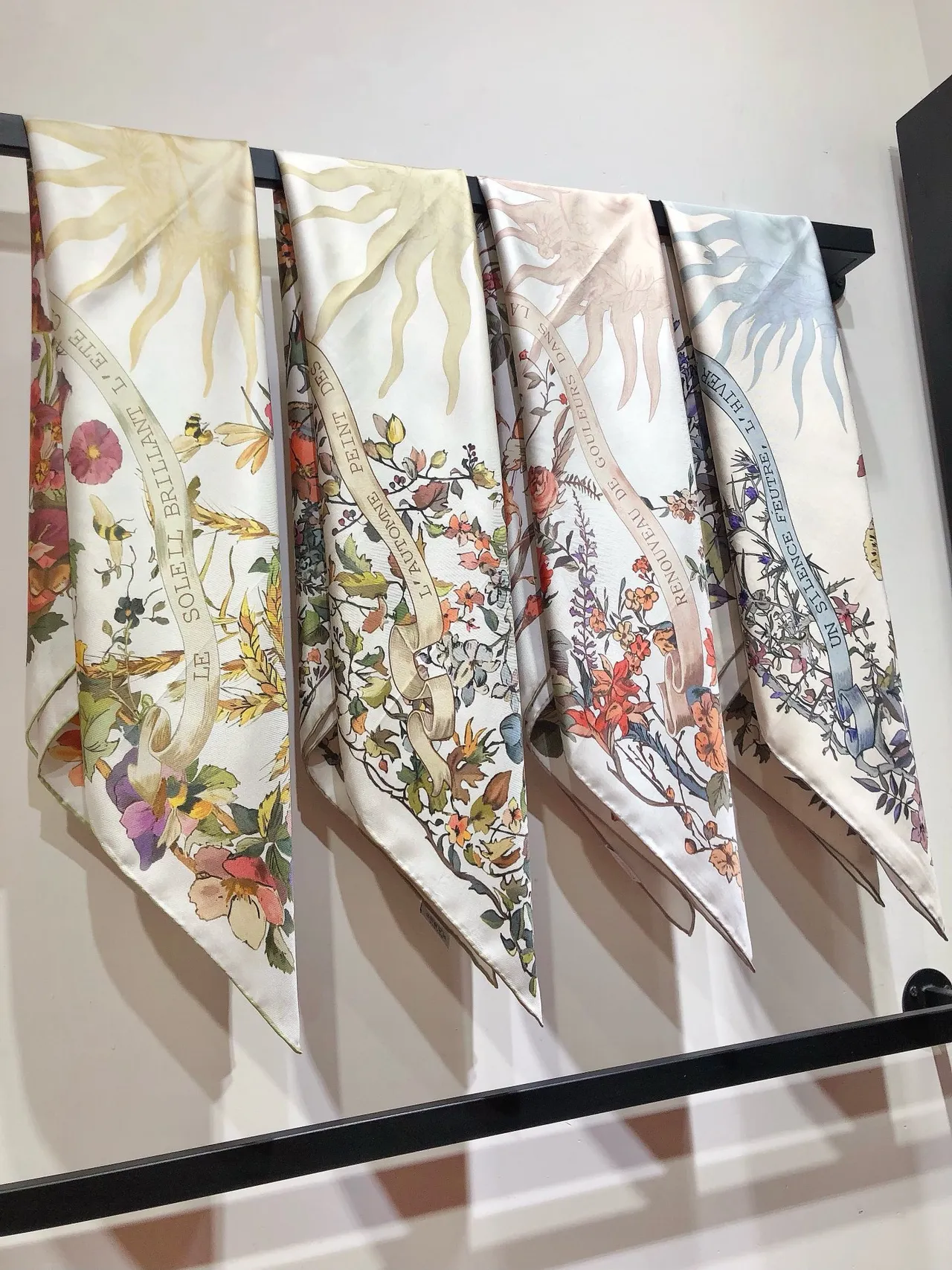 Dior Écharpe de soie à imprimé floral et botanique 3