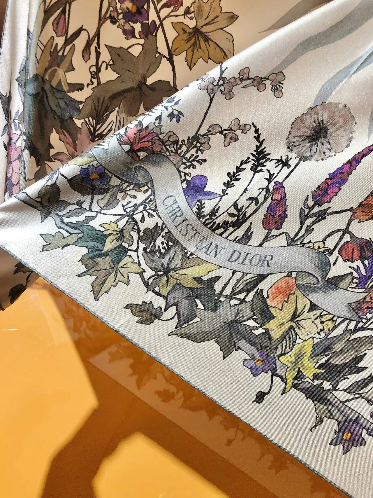 Dior Écharpe de soie à imprimé floral et botanique 5