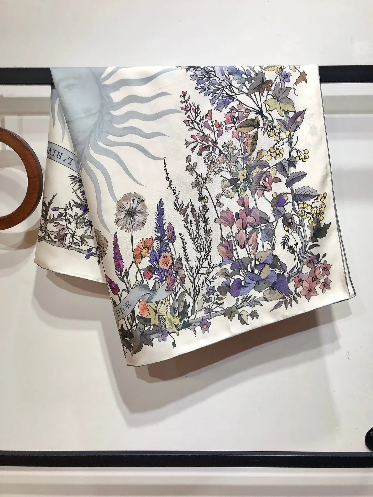 Dior Écharpe de soie à imprimé floral et botanique 6