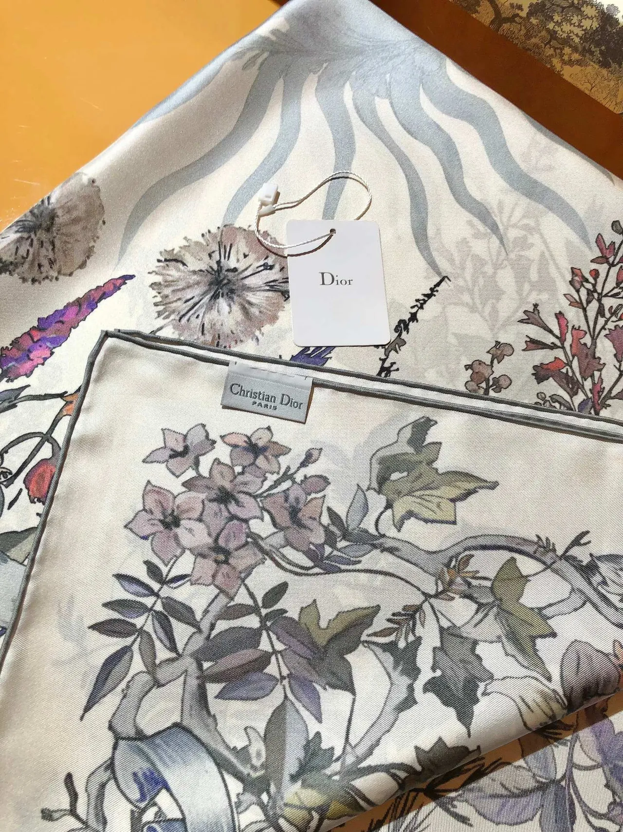 Dior Écharpe de soie à imprimé floral et botanique 8