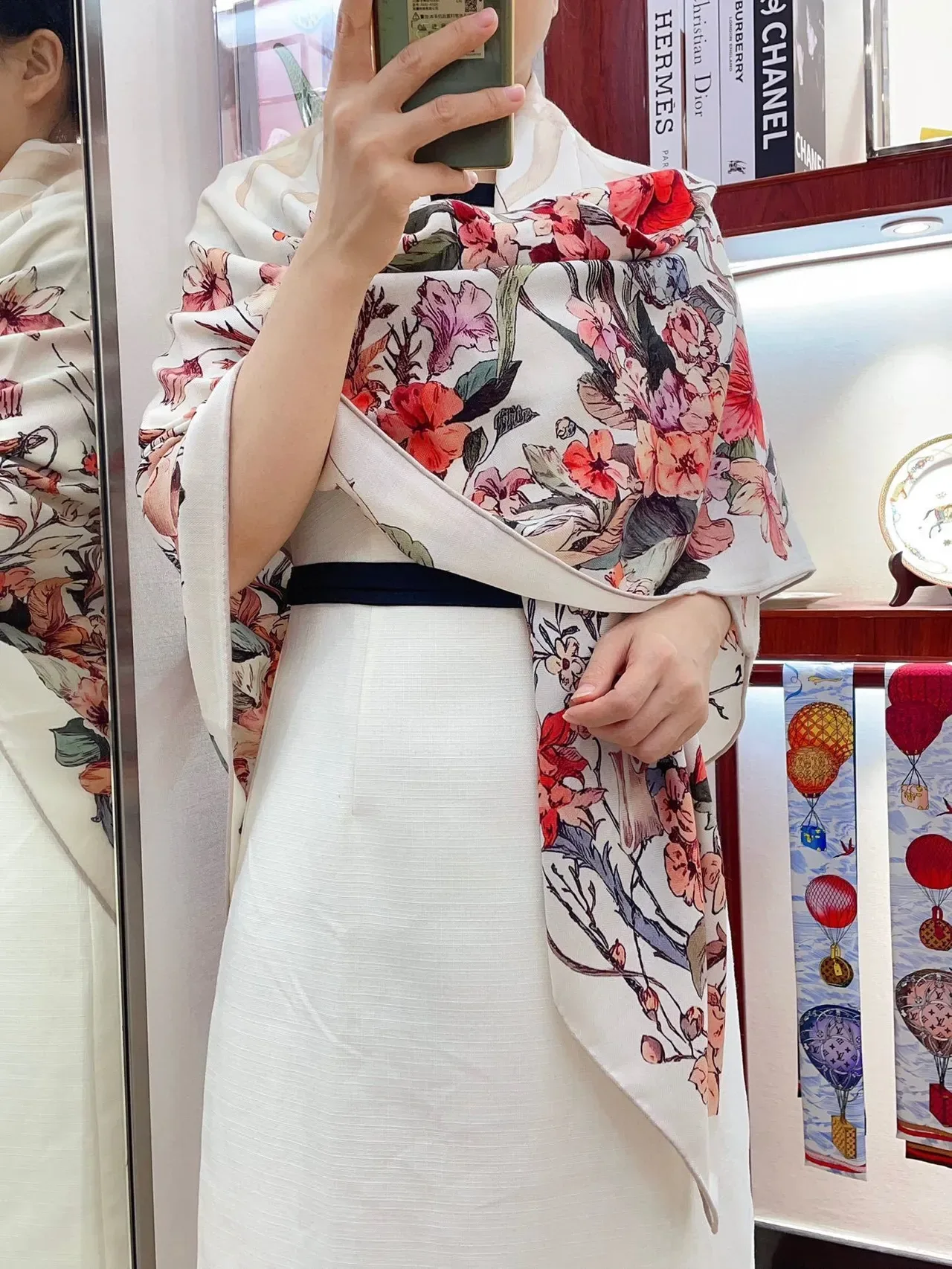 Dior Lenço de Seda com Estampa Floral Cor Creme 2