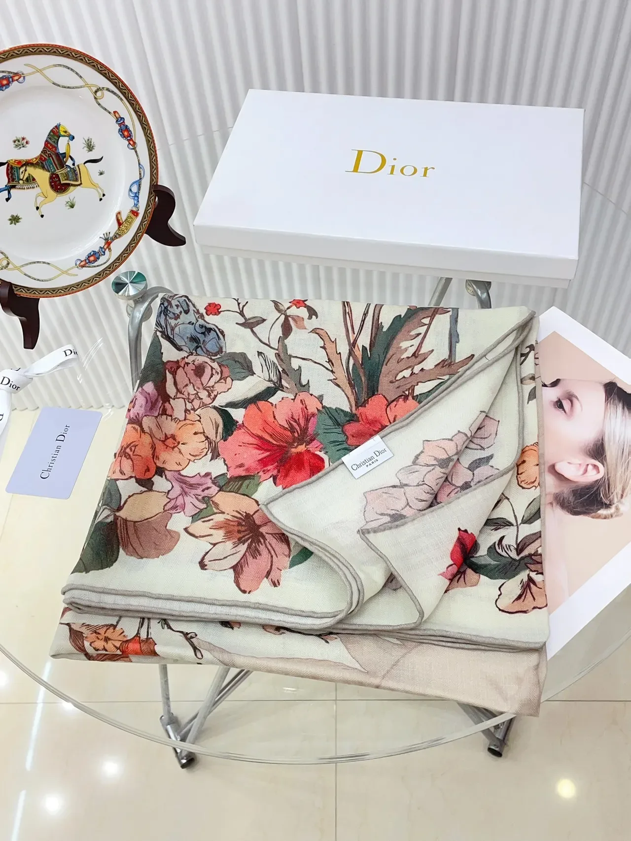 Dior Lenço de Seda com Estampa Floral Cor Creme 5