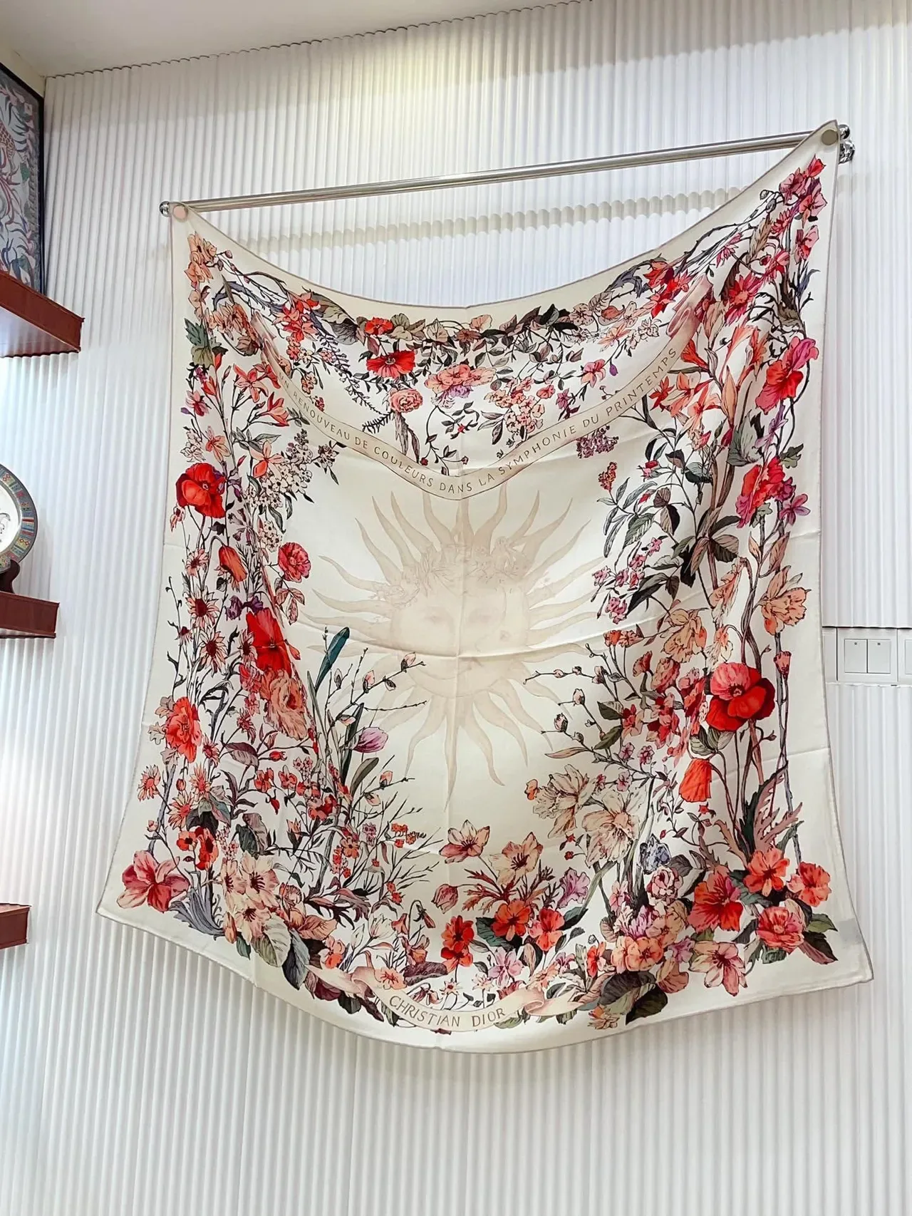 Dior Lenço de Seda com Estampa Floral Cor Creme 6