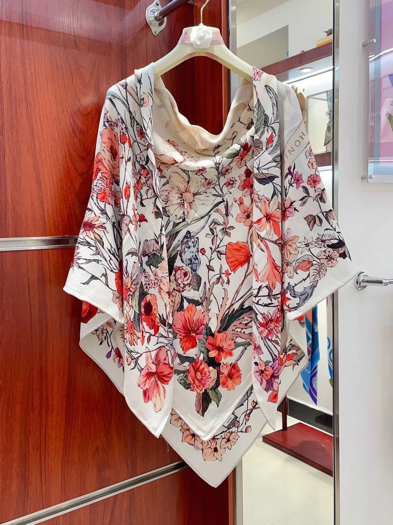 Dior Lenço de Seda com Estampa Floral Cor Creme 7