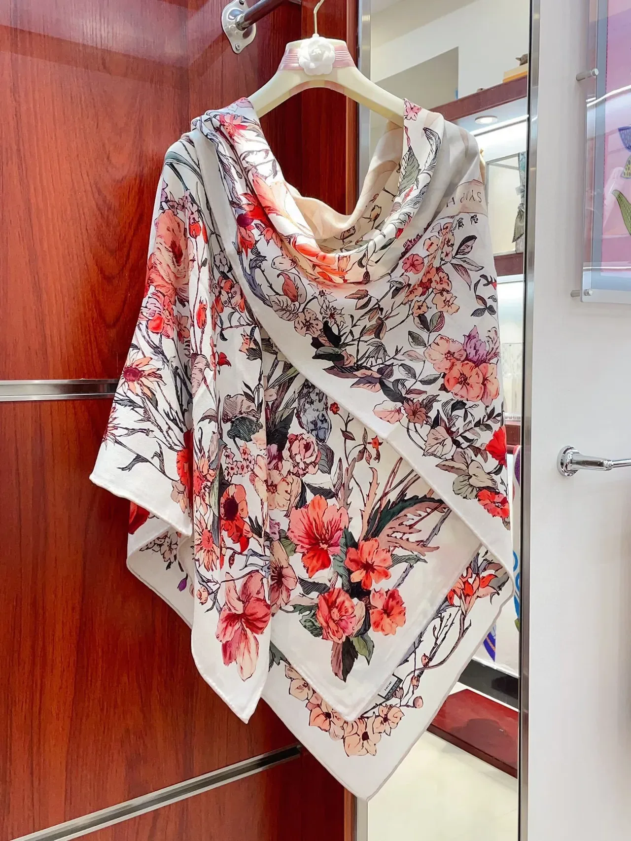 Dior Lenço de Seda com Estampa Floral Cor Creme 8