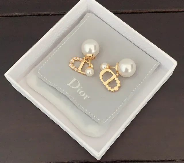 Brincos Dior de Metal Dourado Branco com Pérolas 2
