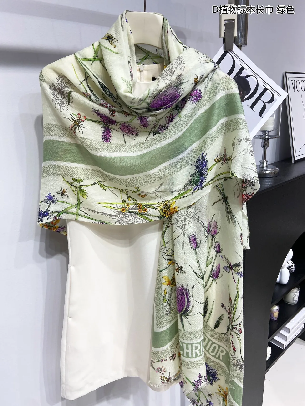 Dior সবুজ বেইজ উদ্ভিদ প্রিন্ট কীট চিত্রণ সিল্ক স্কার্ফ 9