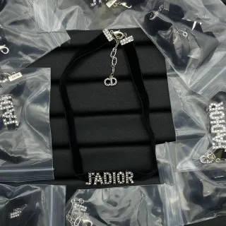 Dior J'ADIOR Collier en velours orné de cristaux