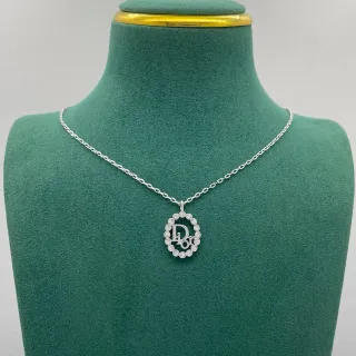 Dior Logo Pendentif Chaîne Argentée Ovale Halo de Cristal Collier