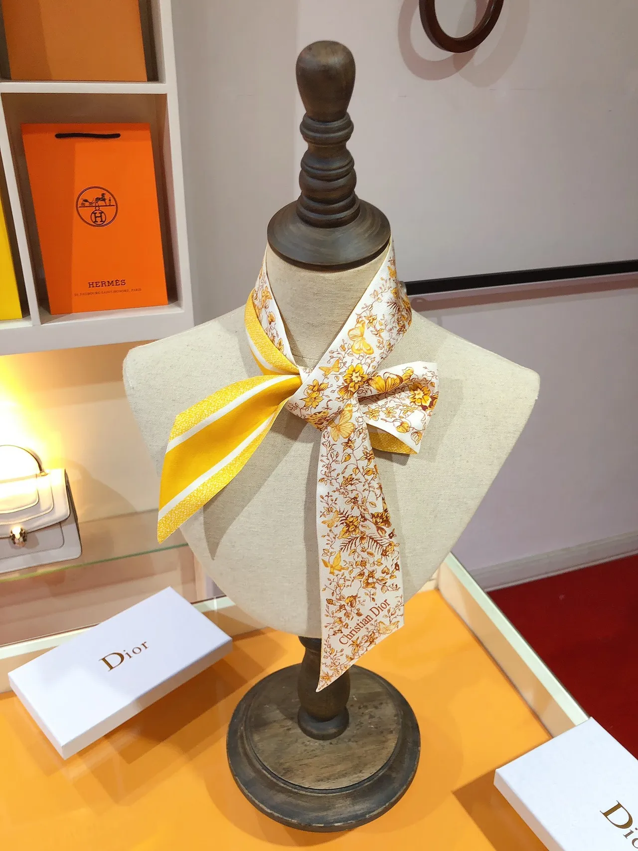 Dior Mitzah Pañuelo de Seda Blanco Dorado Twill con Estampado de Mariposa 2