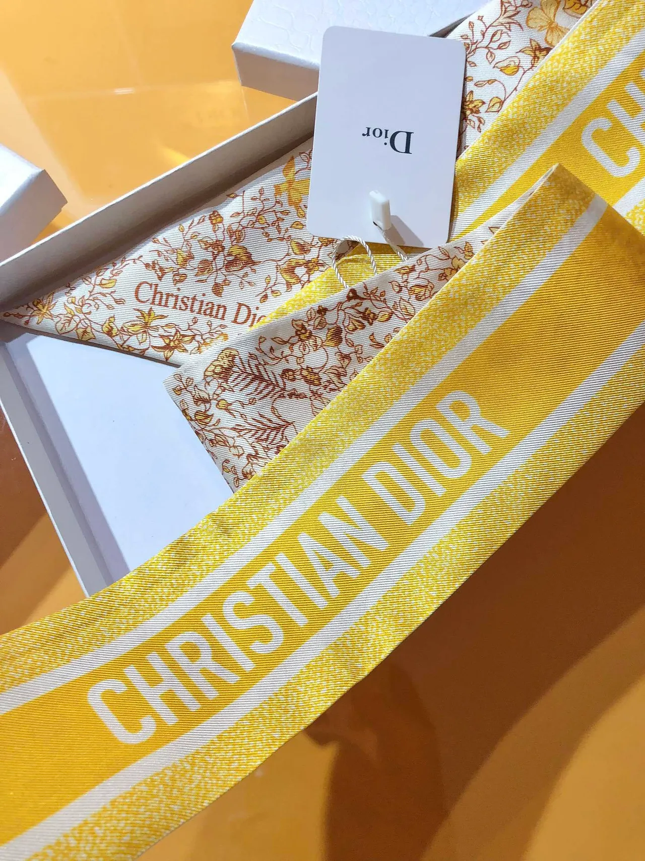 Dior Mitzah Pañuelo de Seda Blanco Dorado Twill con Estampado de Mariposa 3
