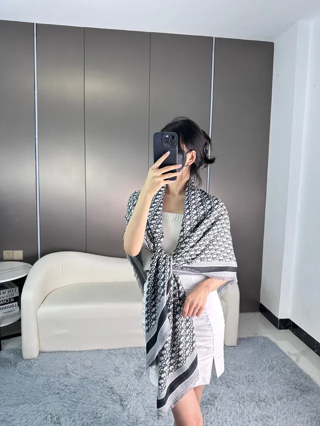 Dior Oblique दोहराने योग्य स्कार्फ नेवी और बेज रेशम स्कार्फ 2