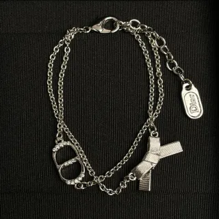 Dior سوار فضي سلسلة مزدوجة مكسوة بالكريستال D-Charm