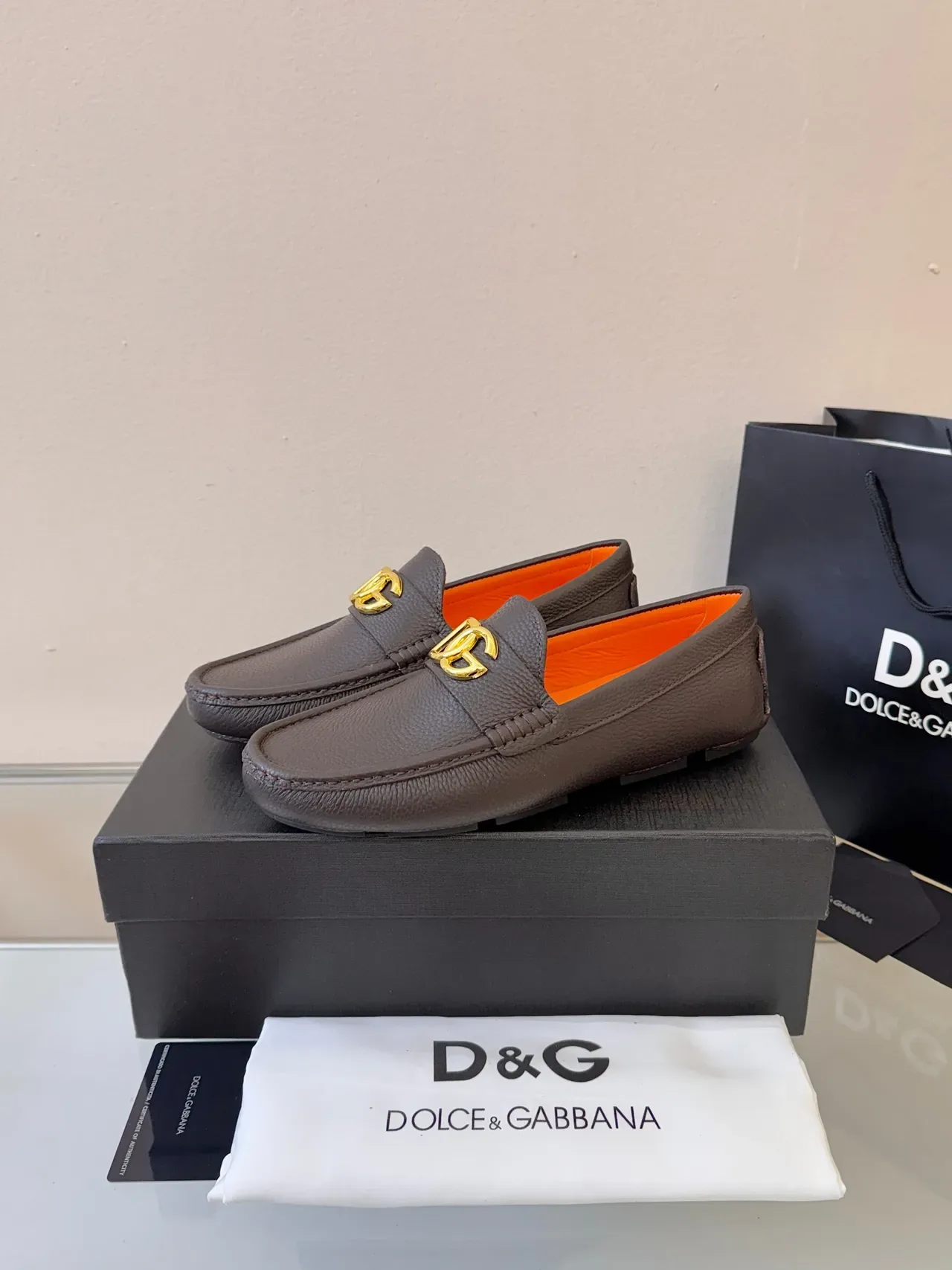 Dolce & Gabbana Portofino Marrón Naranja Cuero Granulado Dorada DG Logo Hebilla Mocasín 2