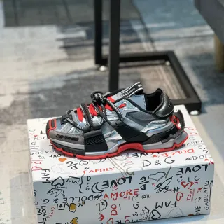 Dolce & Gabbana Superior metálico prateado vermelho sobreposições estruturais pretas tênis chunky