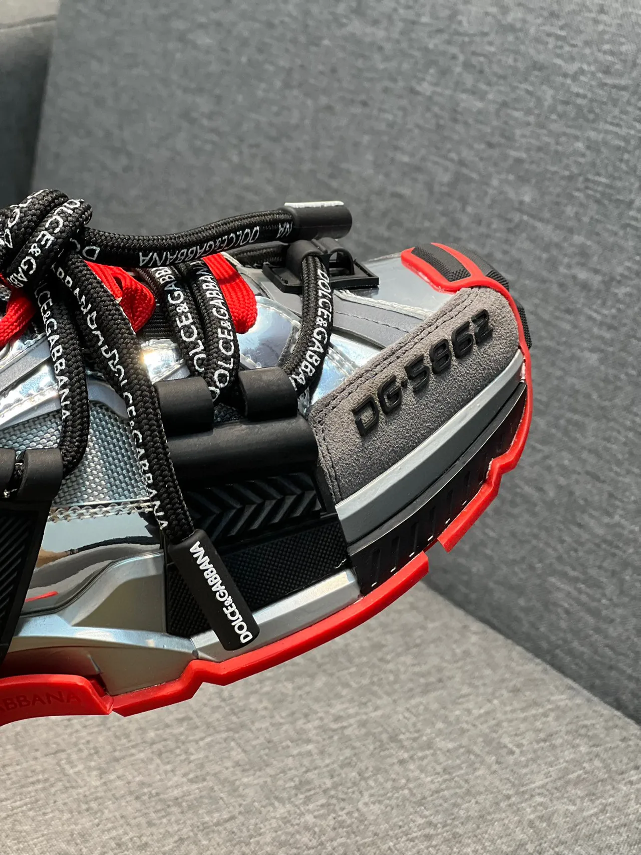 Dolce & Gabbana Supérieur métallique argenté rouge superpositions structurelles noires baskets chunky 3