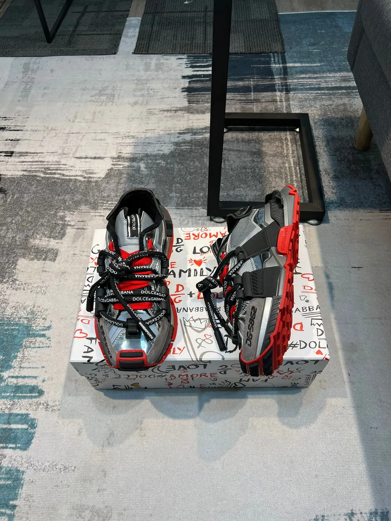 Dolce & Gabbana Supérieur métallique argenté rouge superpositions structurelles noires baskets chunky 4