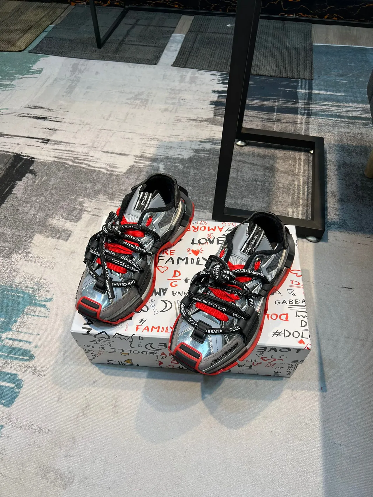 Dolce & Gabbana Supérieur métallique argenté rouge superpositions structurelles noires baskets chunky 5