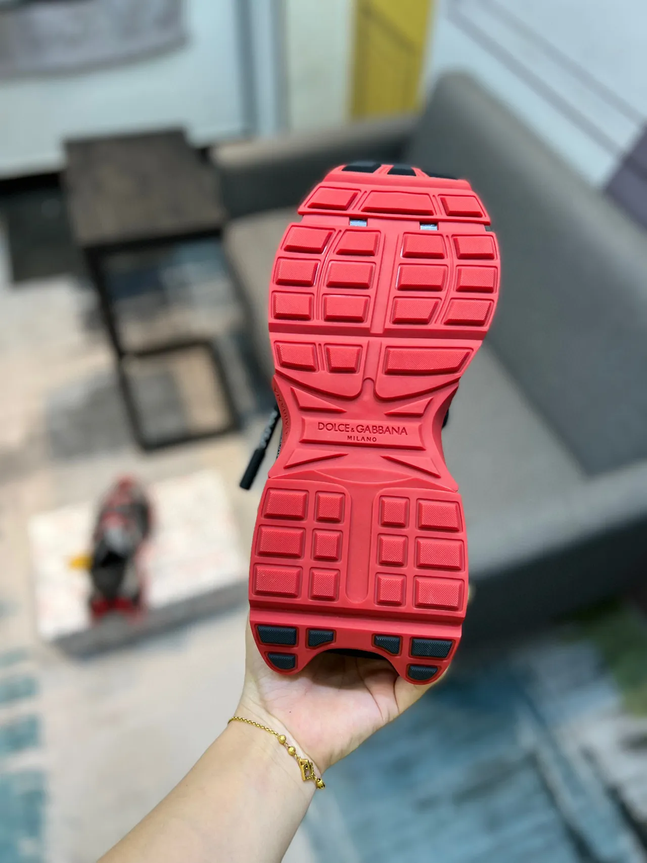 Dolce & Gabbana Supérieur métallique argenté rouge superpositions structurelles noires baskets chunky 7